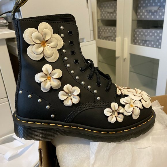 nib dr martens pascal flower black boots 23315001 hyrdo leather US womens 8 - Picture 6 of 6